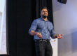 Janderson Santos, o Mago das Vendas, palestrante de vendas em um evento