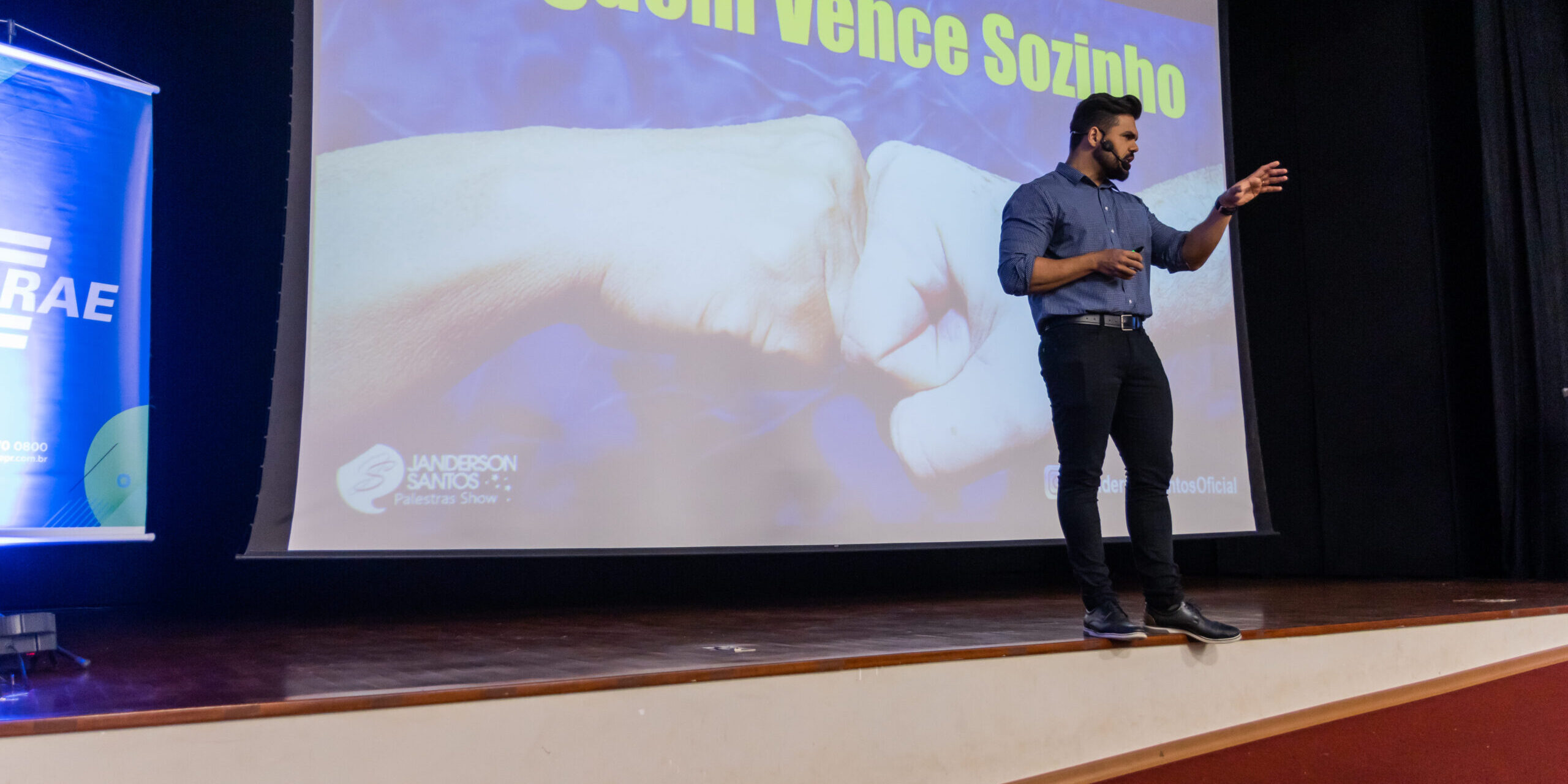 Janderson Santos, o Mago das Vendas, palestrante de vendas em um evento