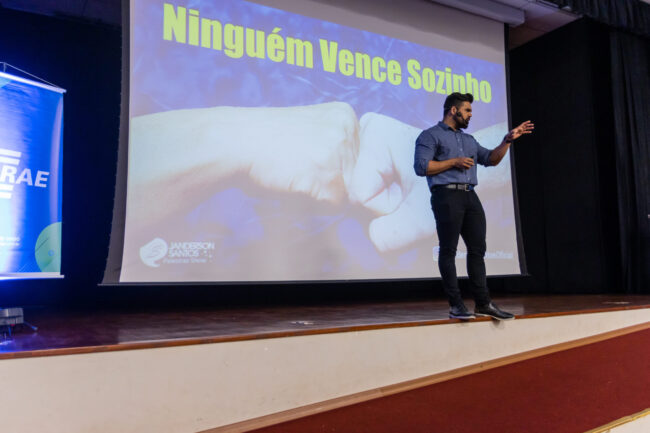 palestrante de vendas, ninguém vence sozinho Janderson Santos, o Mago das Vendas, palestrante de vendas em um evento
