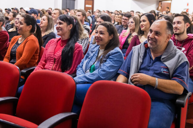 publico da palestra do mago das vendas no parana janderson santos Janderson Santos, o Mago das Vendas, palestrante de vendas em um evento