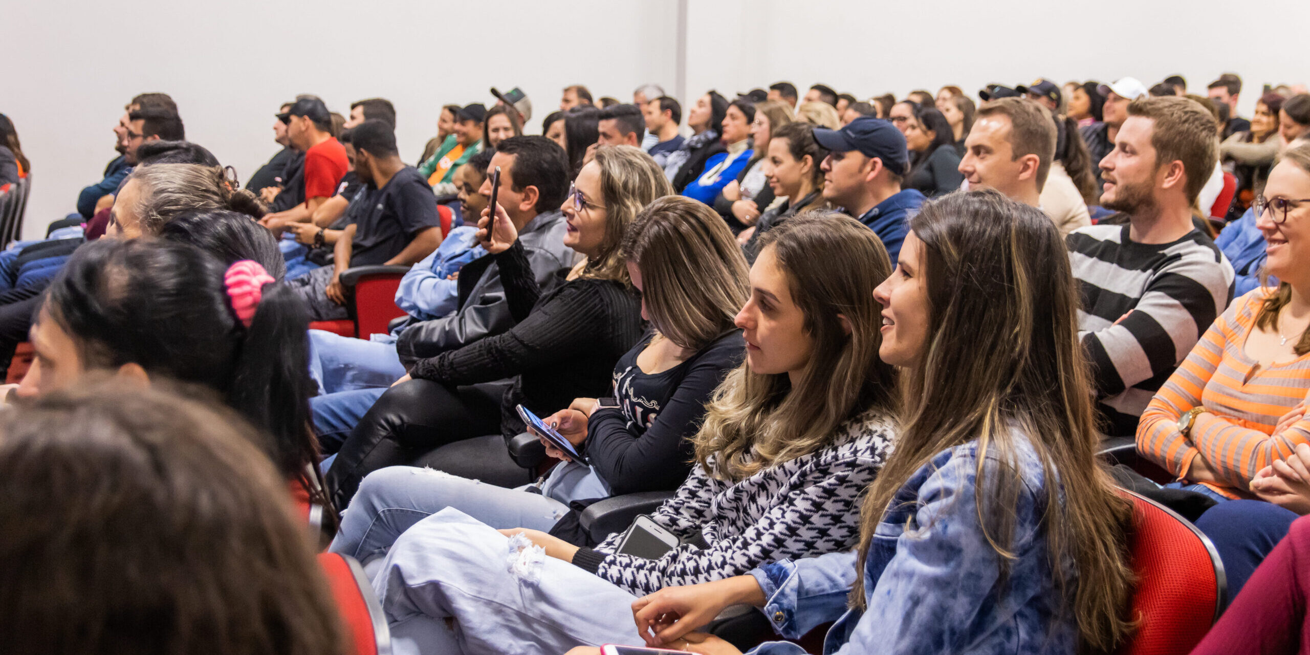 Janderson Santos, o Mago das Vendas, palestrante de vendas em um evento