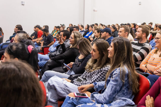 Palestra de vendas com Janderson Santos atendimento mágico plateia Janderson Santos, o Mago das Vendas, palestrante de vendas em um evento