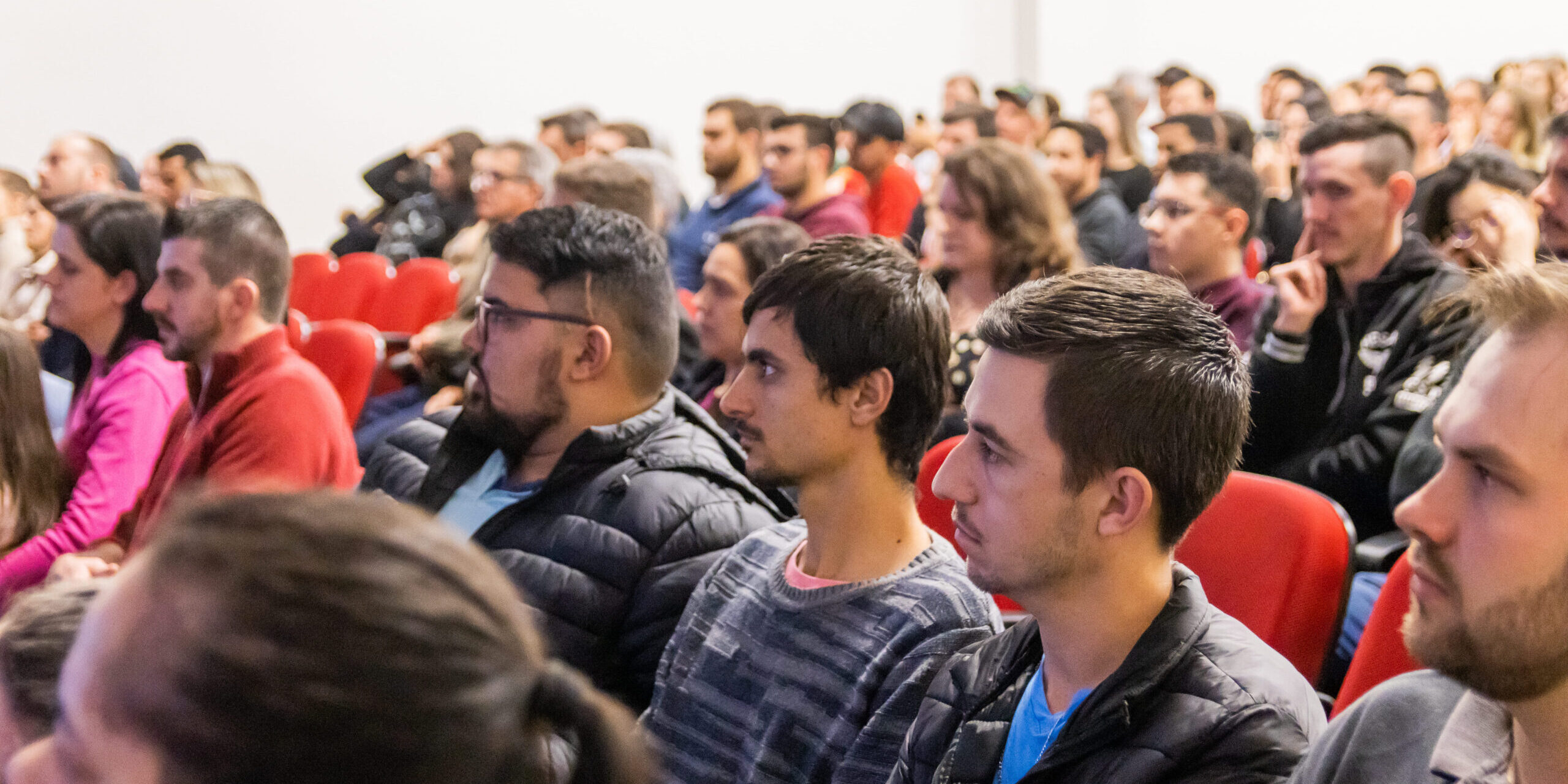 Janderson Santos, o Mago das Vendas, palestrante de vendas em um evento
