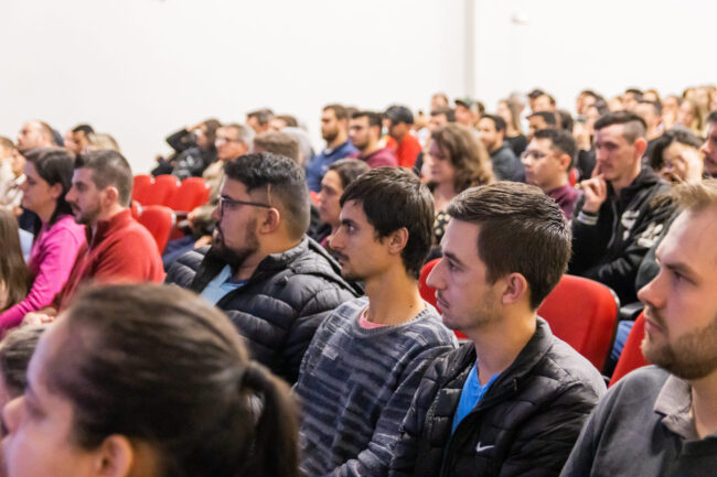 plateia de palestra do mago das vendas Janderson Santos, o Mago das Vendas, palestrante de vendas em um evento