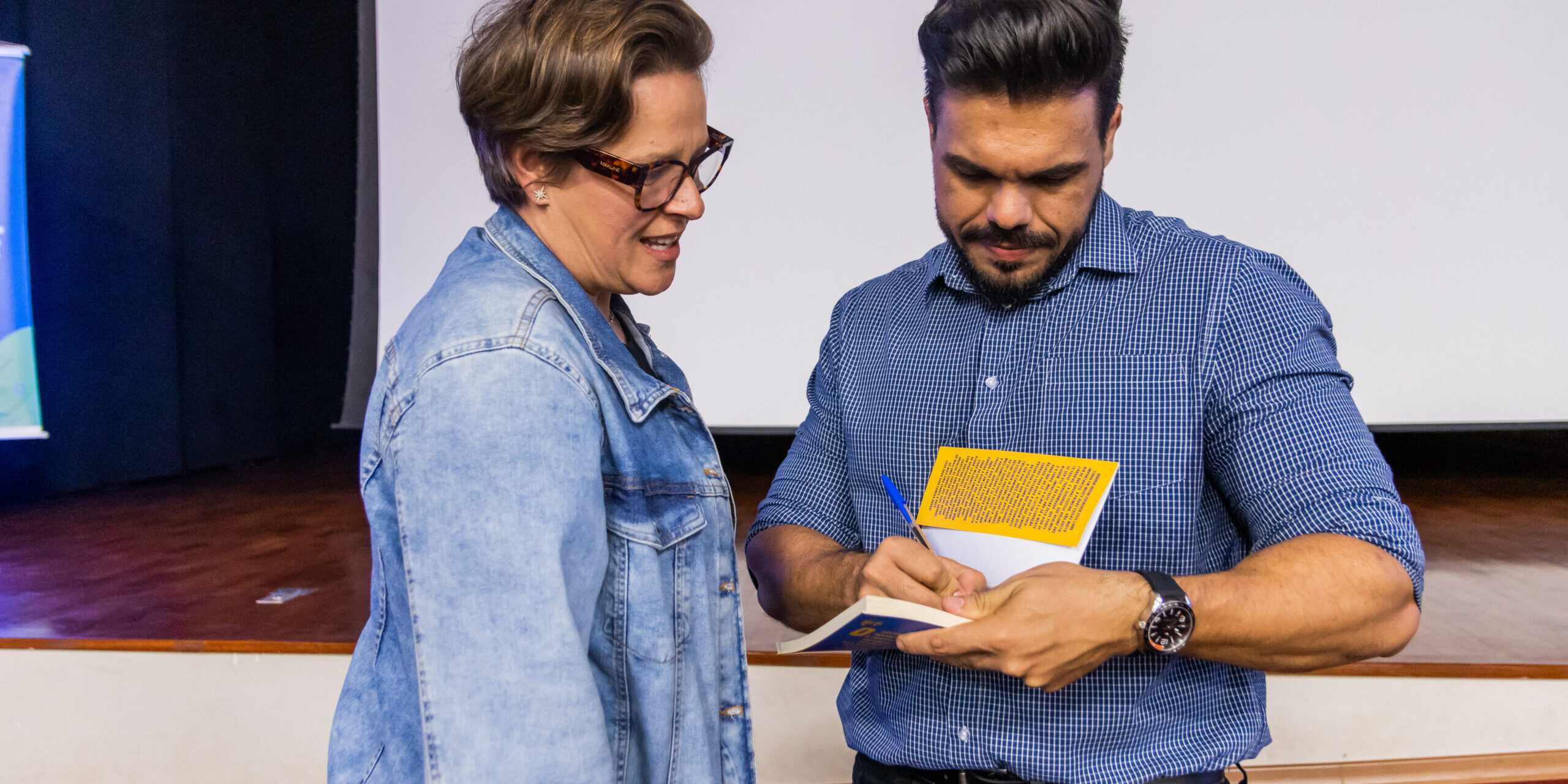 Melhores palestrante de vendas autôgrafo Janderson Santos, o Mago das Vendas, palestrante de vendas em um evento
