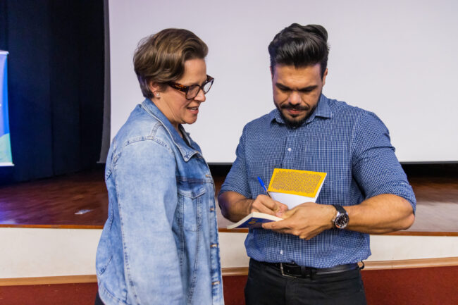 Melhores palestrante de vendas autôgrafo Janderson Santos, o Mago das Vendas, palestrante de vendas em um evento