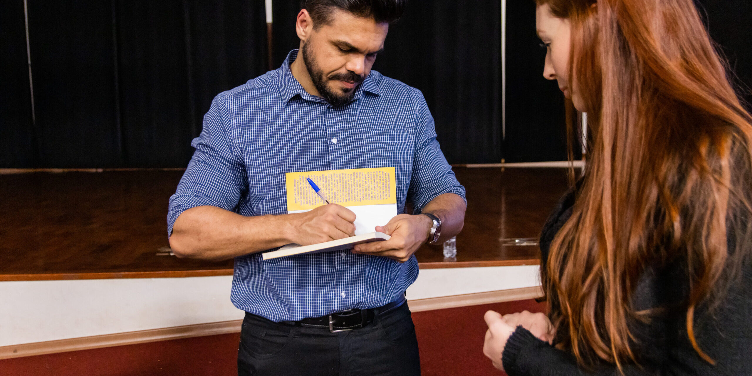 Janderson Santos, o Mago das Vendas, palestrante de vendas em um evento