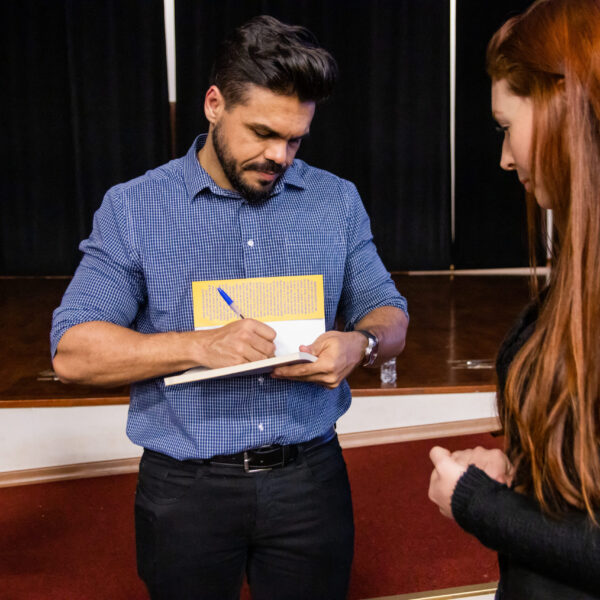 palestrante Janderson santos autografa livro