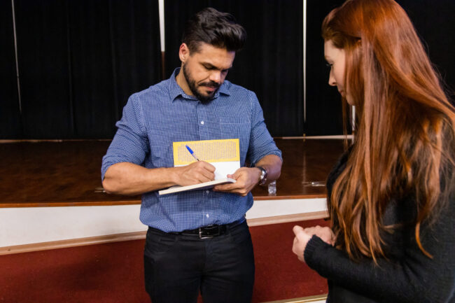 palestrante Janderson santos autografa livro Janderson Santos, o Mago das Vendas, palestrante de vendas em um evento