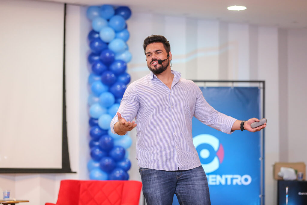 Janderson Santos, palestrante de vendas, no evento de a Lojas Centro