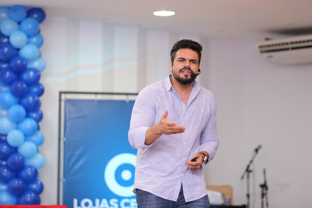 Janderson Santos, palestrante de vendas, no evento de a Lojas Centro