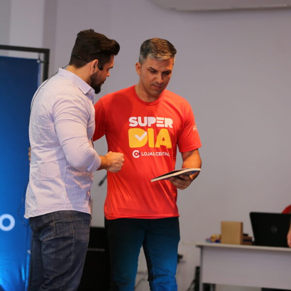 Palestrante Janderson Santos dá livro a participante