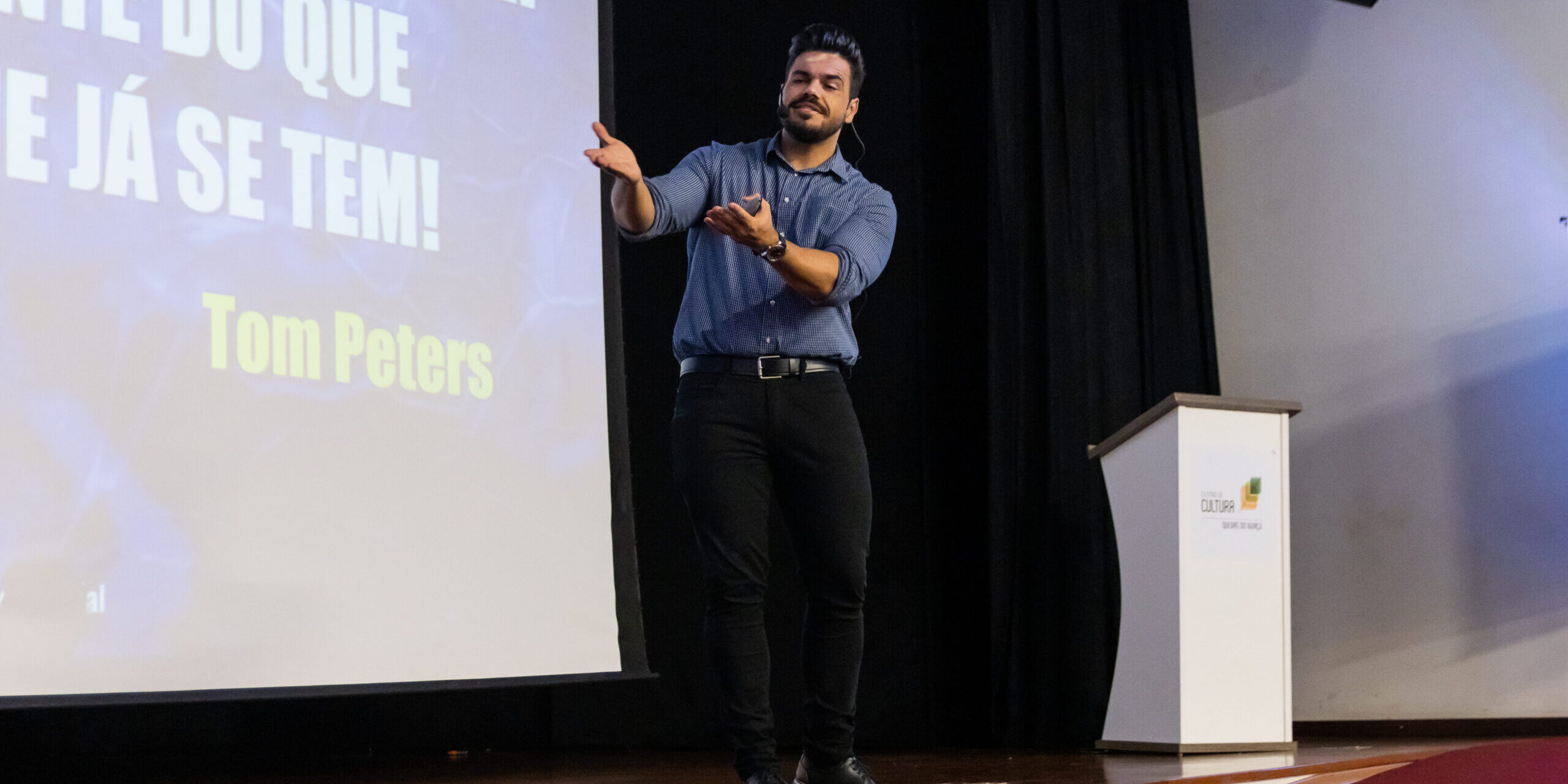 Janderson Santos, o Mago das Vendas, palestrante de vendas em um evento