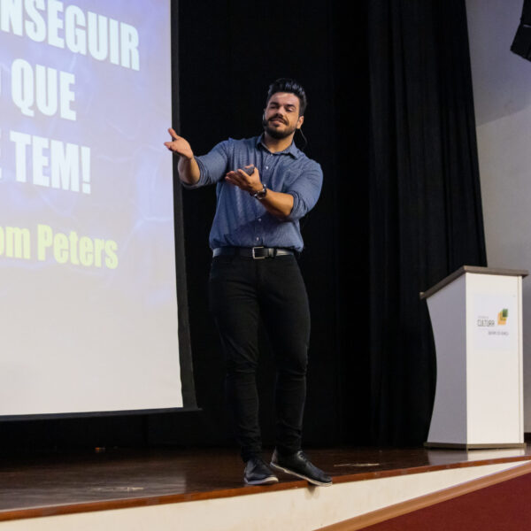 o mago das vendas fazendo palestra de atendimento
