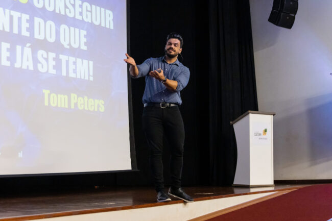 o mago das vendas fazendo palestra de atendimento Janderson Santos, o Mago das Vendas, palestrante de vendas em um evento