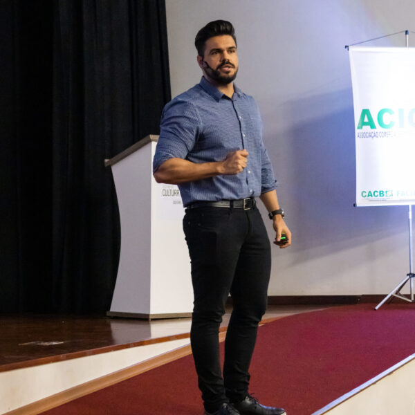 Janderson Santos realiza palestra de atendimento