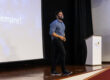 Janderson Santos, o Mago das Vendas, palestrante de vendas em um evento