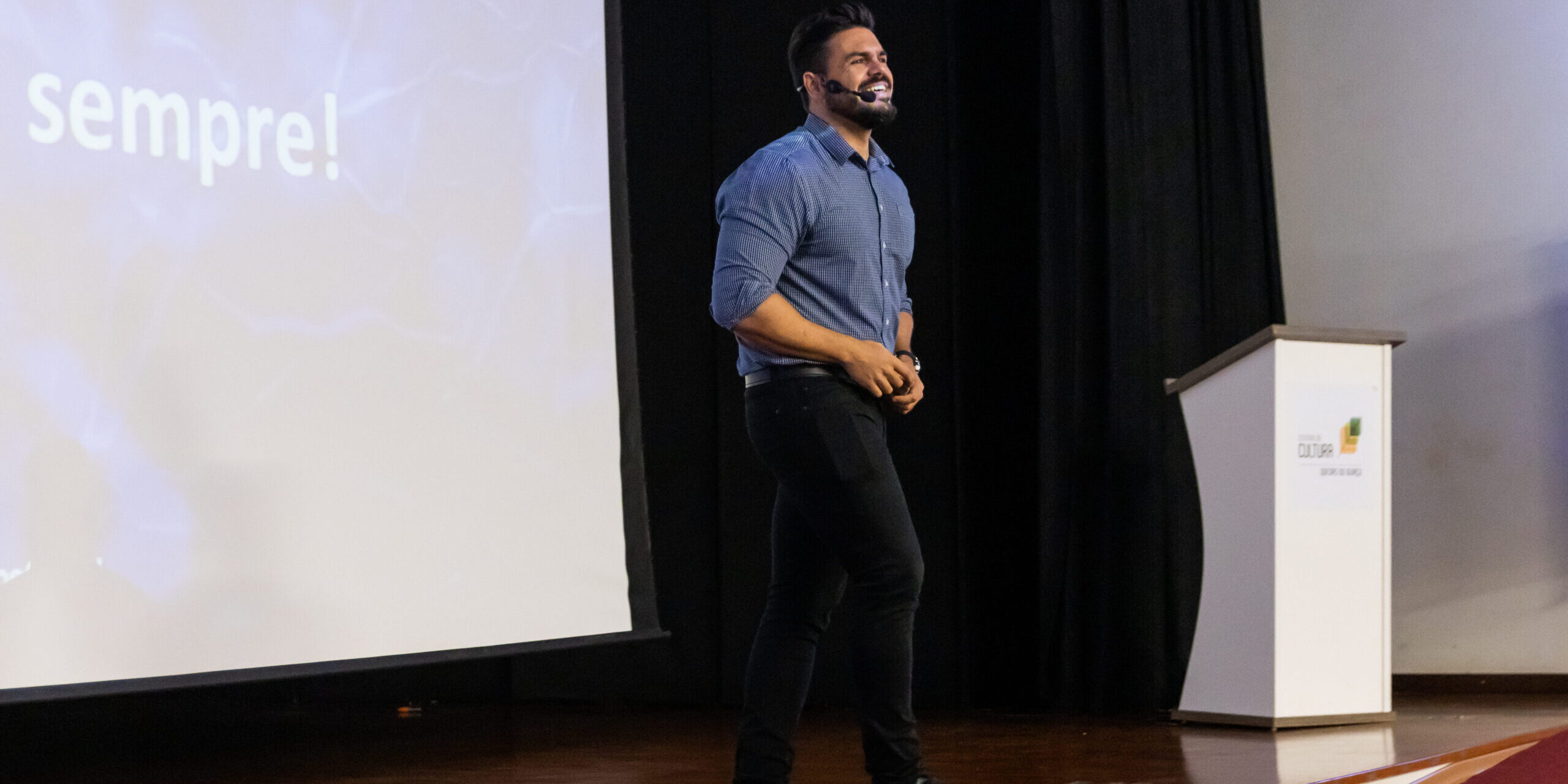 O melhor palestrante do Brasil realiza palestra no paraná Janderson Santos, o Mago das Vendas, palestrante de vendas em um evento