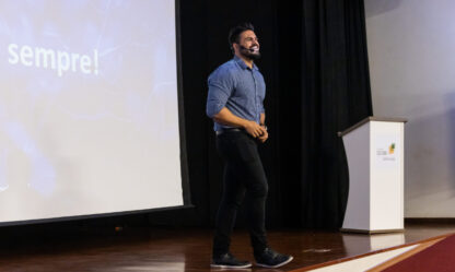 Janderson Santos, o Mago das Vendas, palestrante de vendas em um evento