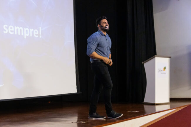 O melhor palestrante do Brasil realiza palestra no paraná Janderson Santos, o Mago das Vendas, palestrante de vendas em um evento
