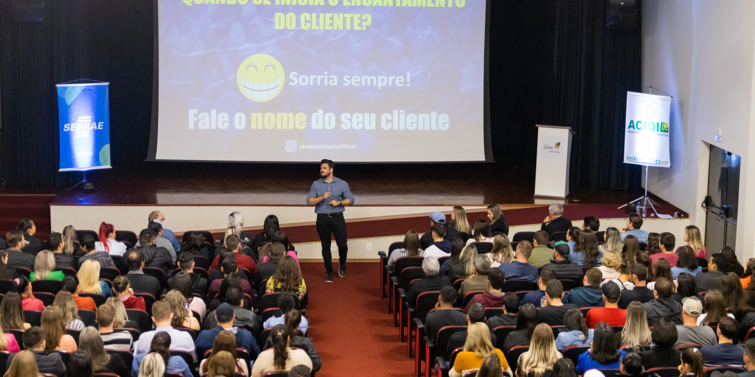 Janderson santos o mago das vendas realiza palestra em quedas do iguaçu atendimento mágico Janderson Santos, o Mago das Vendas, palestrante de vendas em um evento