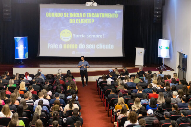 Janderson santos o mago das vendas realiza palestra em quedas do iguaçu atendimento mágico Janderson Santos, o Mago das Vendas, palestrante de vendas em um evento