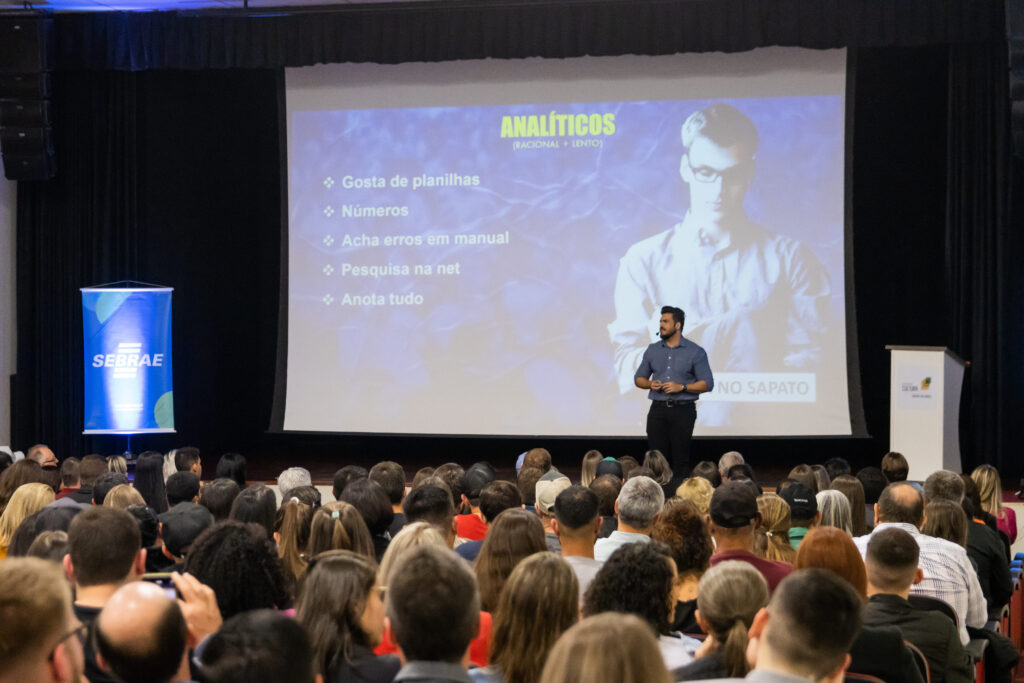 Janderson Santos, palestrante de vendas, no evento de a empresa