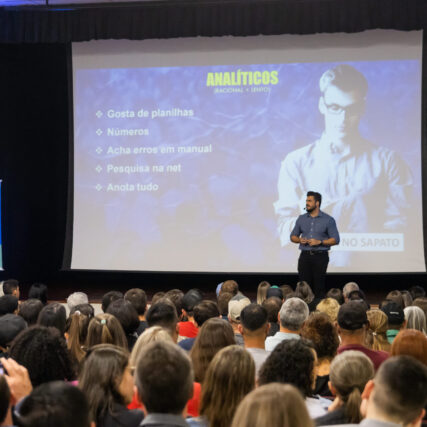 Janderson santos o mago das vendas realiza palestra em quedas do Iguaçu