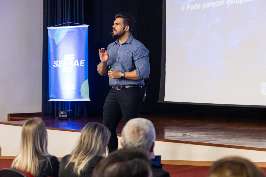 Janderson Santos, palestrante de vendas, no evento de a empresa