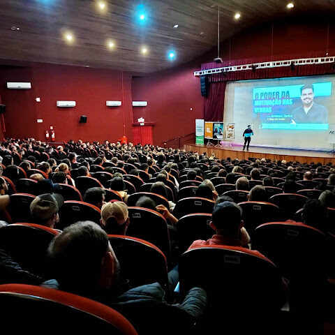 Palestra especial do Dia do Cliente, lotou o Cine Teatro Iguassu em Laranjeiras #Janderson Santos13