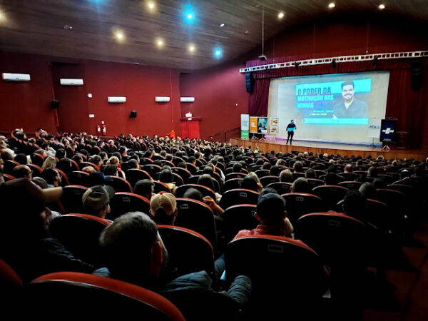 Palestra especial do Dia do Cliente, lotou o Cine Teatro Iguassu em Laranjeiras #Janderson Santos13