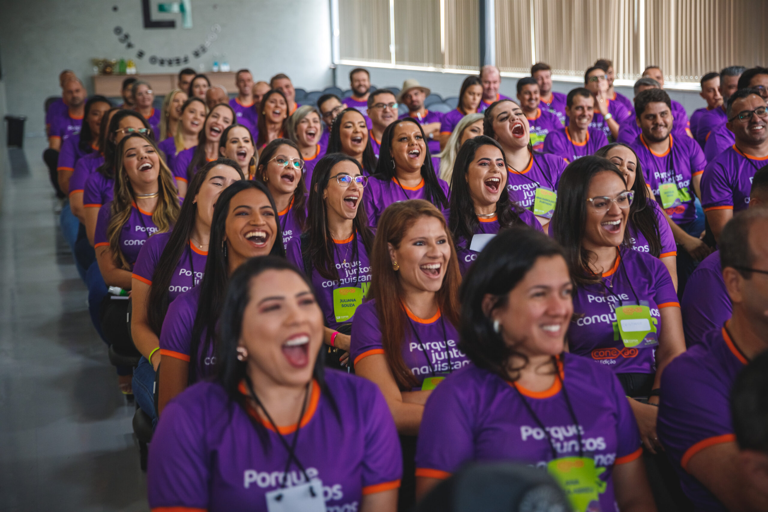 Equipe comercial animada durante treinamento de vendas in company com Janderson Santos — treinamento de vendas para empresas de Fortaleza