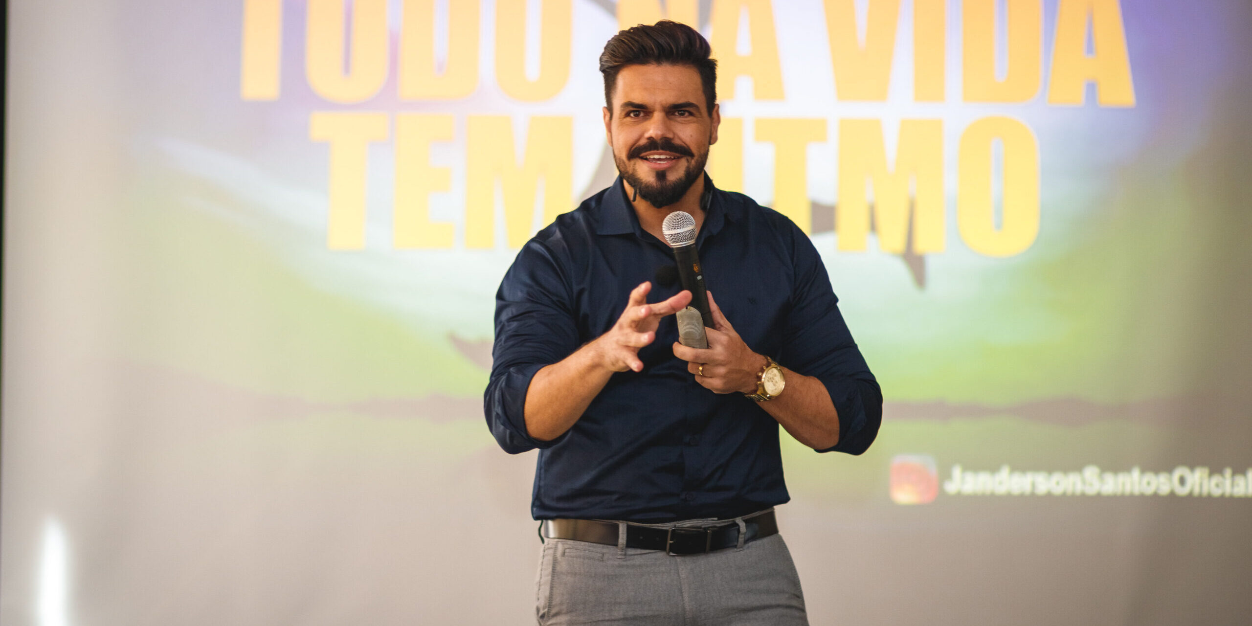 Janderson Santos, o Mago das Vendas, no palco durante treinamento de vendas para equipe comercial