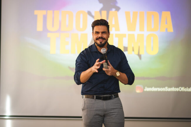 Janderson Santos, o Mago das Vendas, no palco durante treinamento de vendas para equipe Janderson Santos, o Mago das Vendas, no palco durante treinamento de vendas para equipe comercial