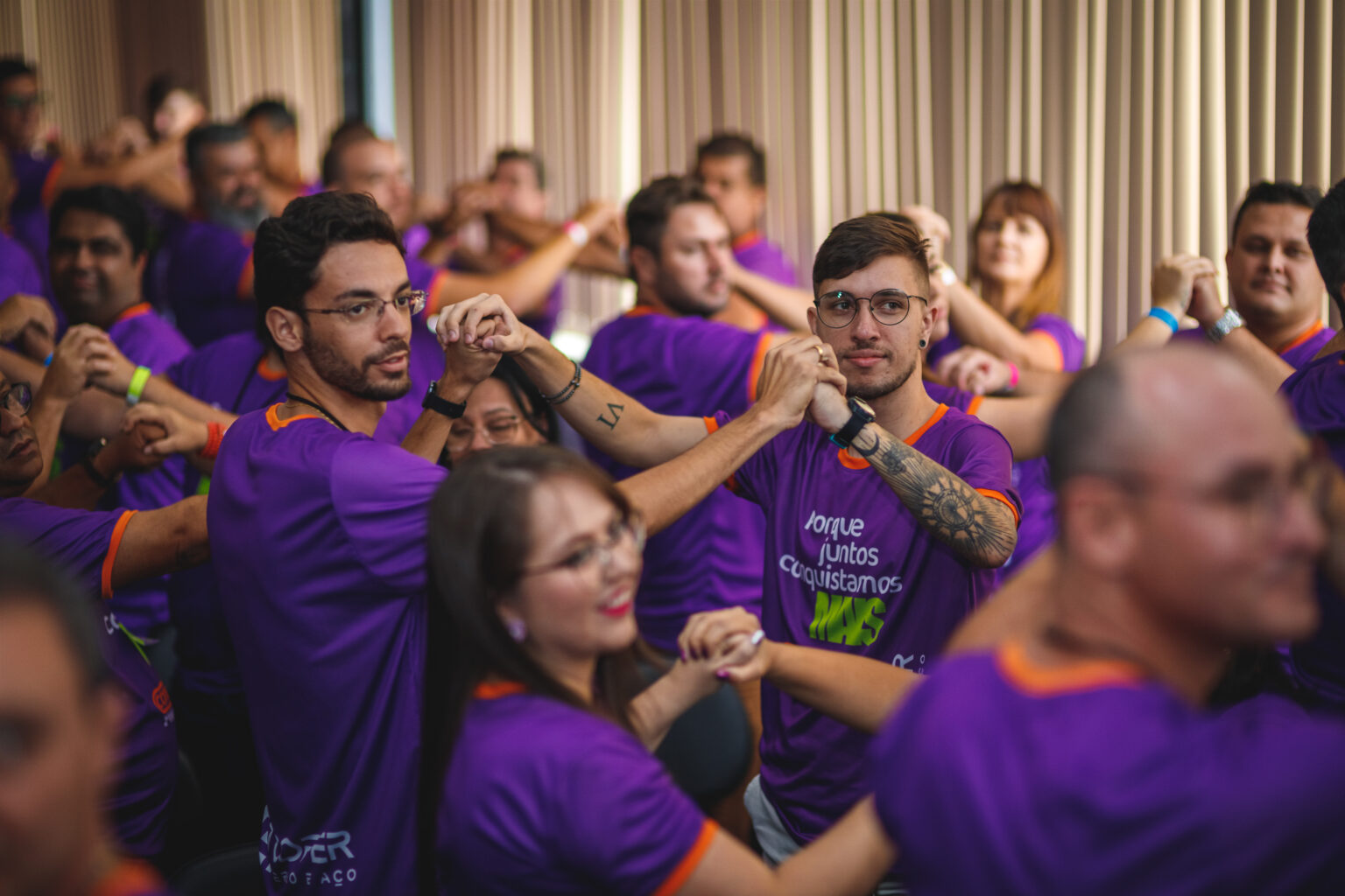 Equipe em dinamica pratica durante o treinamento de vendas