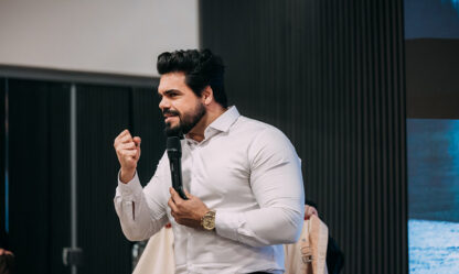 Janderson Santos, o Mago das Vendas, o melhor palestrante de vendas do Brasil, no palco durante uma palestra de vendas