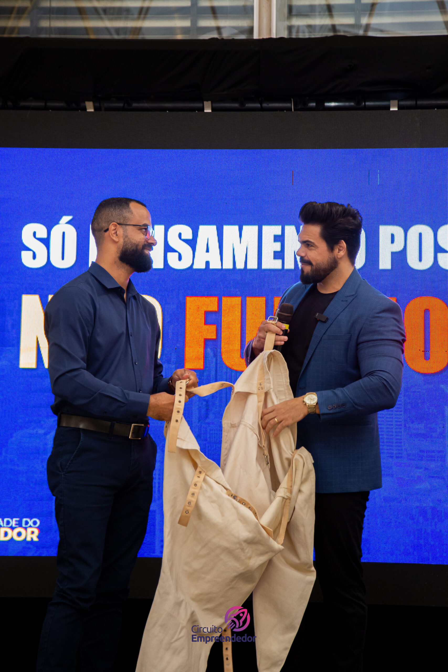 Janderson Santos em interação de palco com participante