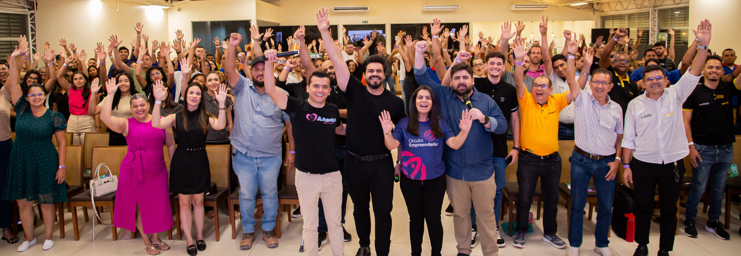 Janderson Santos, palestrante de vendas e motivação de equipes comerciais, no palco durante palestra