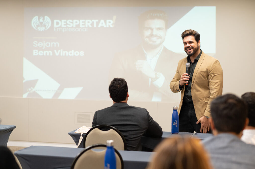 Plateia na palestra motivacional de vendas de Janderson Santos