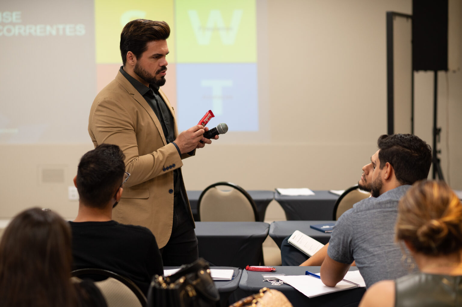 Janderson Santos conduzindo o treinamento ao lado da equipe