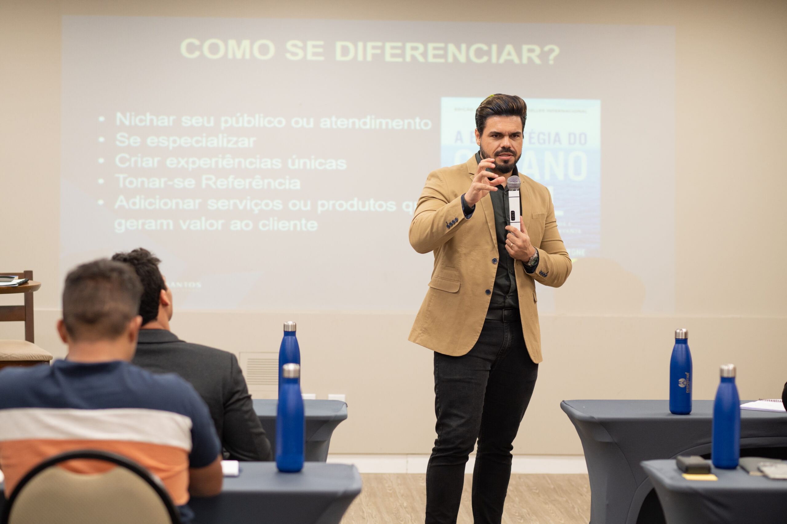 Treinamento de vendas presencial com Janderson Santos e participantes em mesas — treinamento de vendas para empresas de Florianópolis