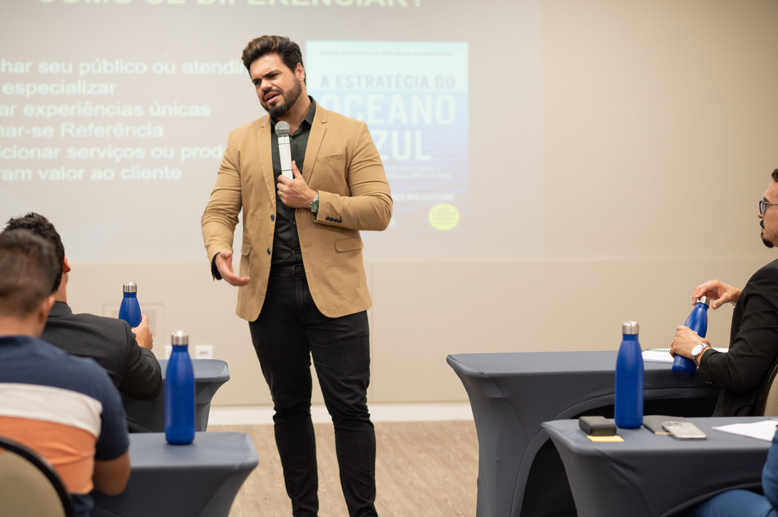 Janderson Santos, treinador de vendas, em treinamento personalizado para empresários — treinamento de vendas para empresas de Salvador