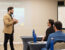 Janderson Santos, de blazer bege, conduzindo o treinamento Despertar Empresarial para empresários