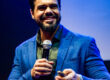 Janderson Santos, o Mago das Vendas, palestrante de vendas no palco durante palestra sobre inteligência artificial nas vendas
