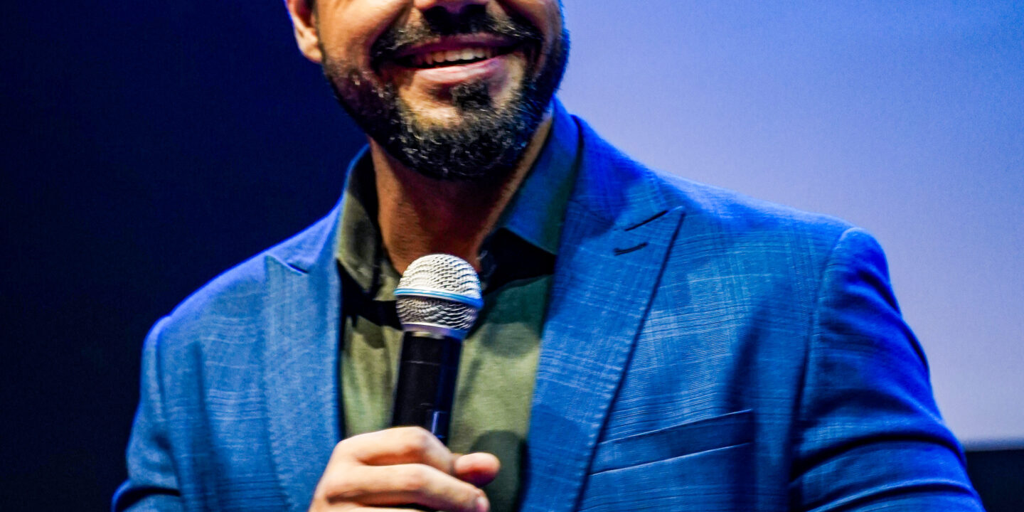 Palestrante Janderson Santos – O Mago das Vendas. Top 1 do Brasil Janderson Santos, o Mago das Vendas, palestrante de vendas no palco durante palestra sobre inteligência artificial nas vendas