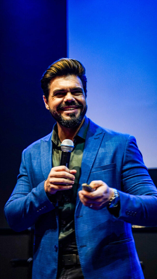 Janderson Santos, o Mago das Vendas, palestrante de vendas no palco durante palestra sobre inteligência artificial nas vendas