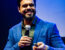 Janderson Santos, o Mago das Vendas, palestrante de vendas no palco durante palestra sobre inteligência artificial nas vendas