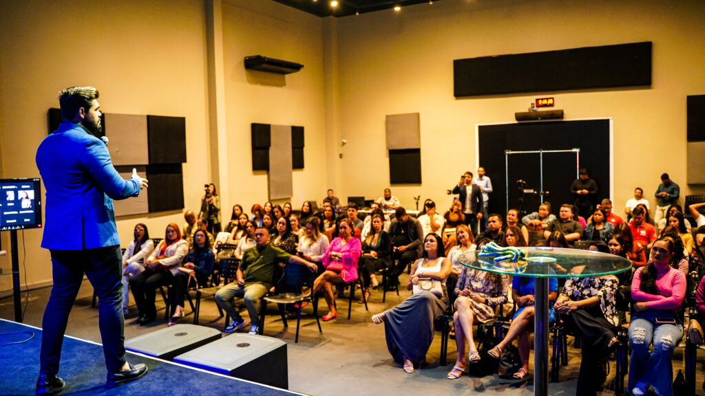Plateia na palestra motivacional de vendas de Janderson Santos