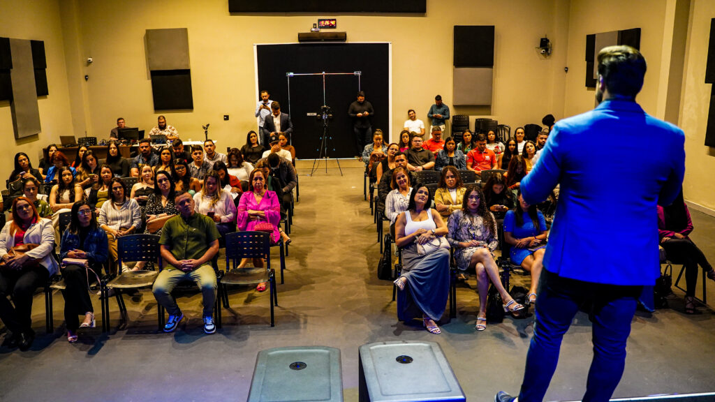 Plateia na palestra motivacional de vendas de Janderson Santos
