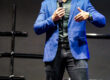 Janderson Santos, o Mago das Vendas, palestrante de vendas no palco em treinamento sobre diagnóstico de vendas na empresa
